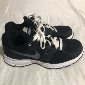 Nike women’s size 7.5 black athletic shoes.